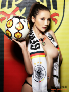 伊彦出场德国足球宝贝围巾盖乳遮娇羞 销魂双眸玉臂挤酥胸